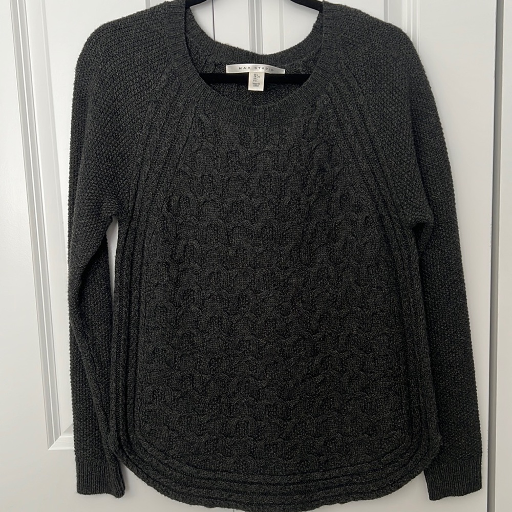 Grey knit Pullover Sweater. Size Large.